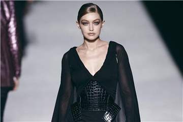 Ganz in Schwarz mit einem hauchdünnen Cape: Supermodel Gigi Hadid präsentiert eine Kreation von Tom Ford. Foto: Andres Kudacki/FR170905 AP