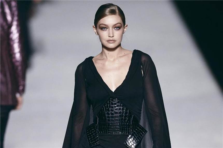 New Yorker Fashion Week ohne Wang und Beckham Ganz in Schwarz mit einem hauchdünnen Cape: Supermodel Gigi Hadid präsentiert eine Kreation von Tom Ford. Foto: Andres Kudacki/FR170905 AP