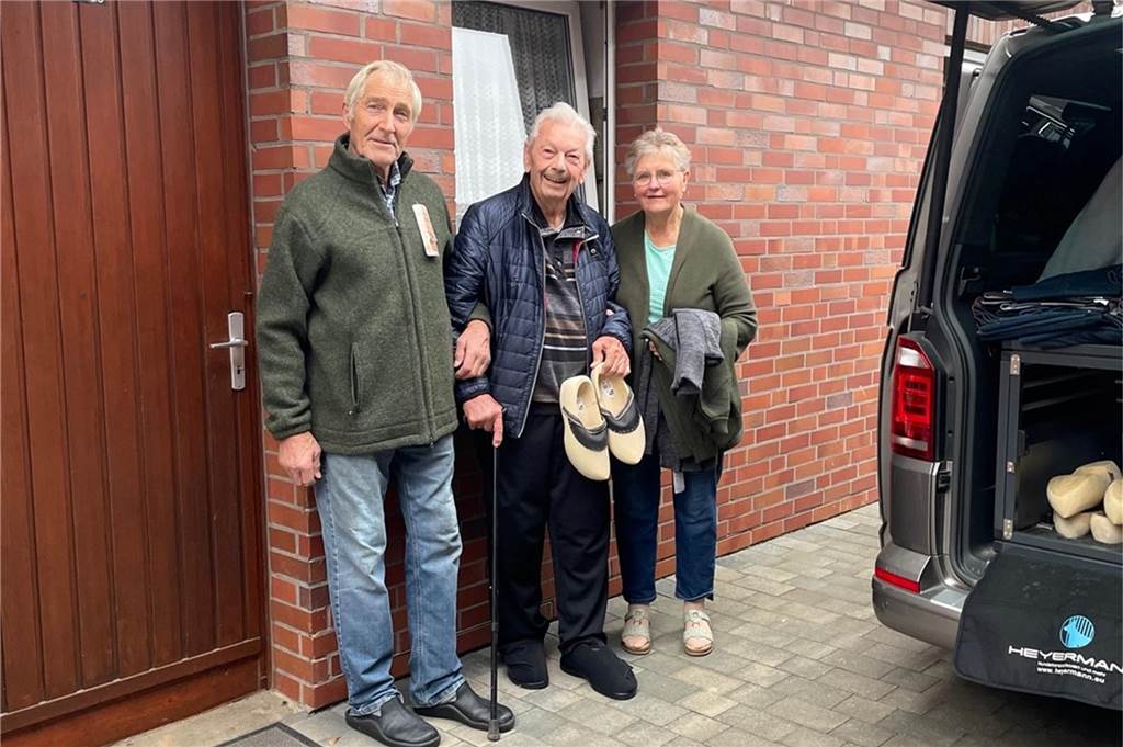 Mit 91 die letzten Holzschuhe verschenkt: Hans Brüning geht in „Rente“ Ganz leicht fiel weder dem Verkäufer noch den Kunden der Abschied nicht.
