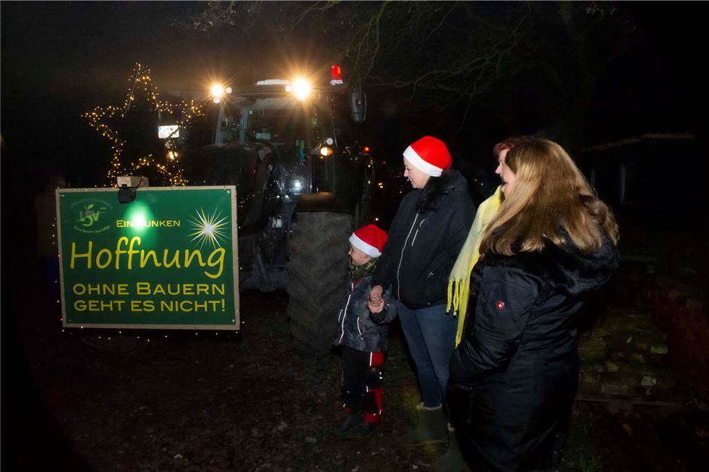 Mit Videos und Fotos: Trecker-Fahrt durch Haltern begeisterte Groß und Klein Ganz nebenbei machten die Landwirte mit ihrem Umzug auf die Situation der Bauern aufmerksam.