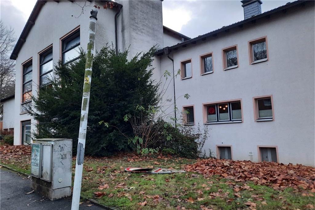 Gefährliches Schild: Abgebrochene Verkehrsschilder werfen Fragen auf Ganz oben am Pfosten scheint das Doppelschild abgebrochen zu sein. Fußgänger hatten hier wohl richtig viel Glück, dass sie nicht verletzt wurden.
