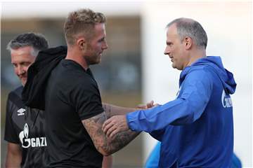 Ganz offiziell die neue Nummer 1 auf Schalke: Ralf Fährmann (l.), hier in Diensten von Norwich City im Gespräch mit S04-Sportvorstand Jochen Schneider im Rahmen eines Freundschaftsspiels von Norwich gegen Schalke.