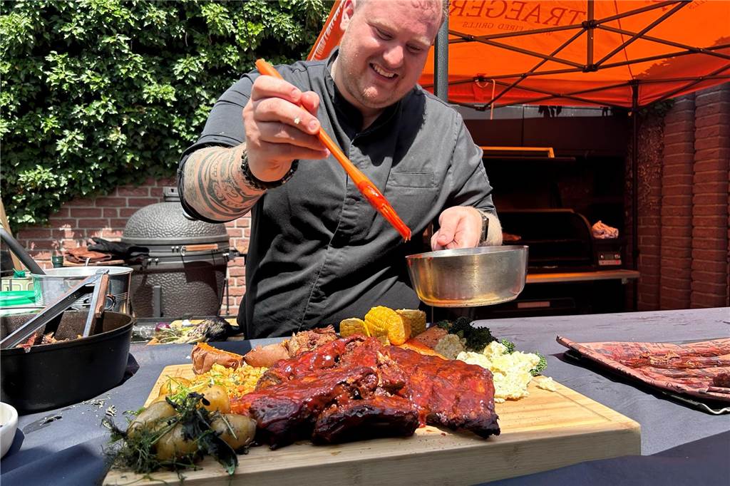 Spitzkohl und Fenchel: Bei Mutter Althoff kommt nicht nur Fleisch auf den Grill Ganz ohne Fleisch geht es dann aber doch nicht. Auch die Rippchen haben lange auf dem Grill gelegen. Verfeinert werden sie mit selbstgemachter Barbecuesauce.
