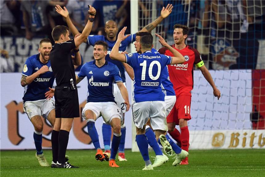 Ganz Schalke versteht die Welt nicht mehr. Robert Hartmann hat vor dem vermeintlichen 1:1 ein Handspiel von Franco Di Santo gesehen.