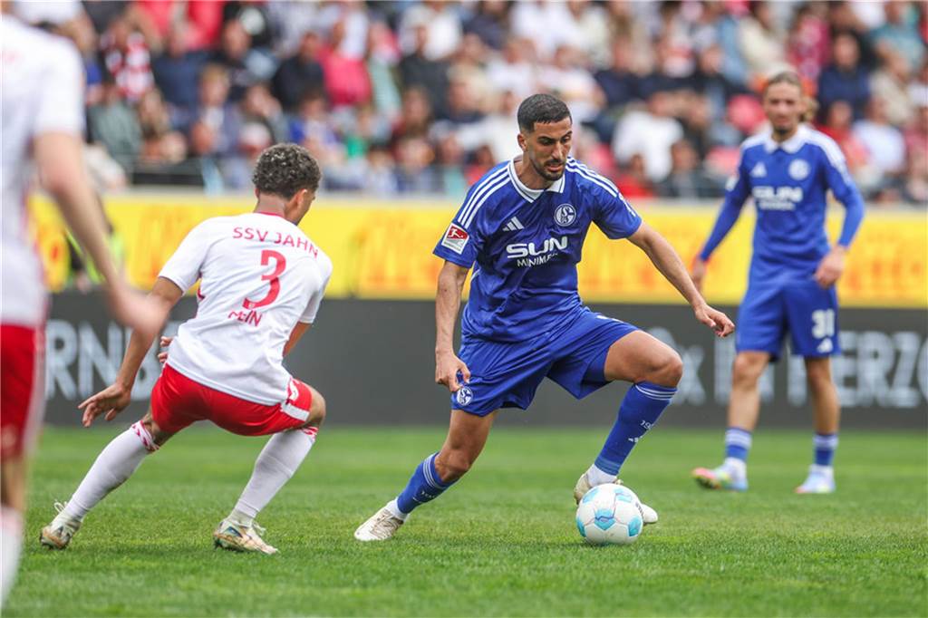So waren die Schalker Spieler in Regensburg in Form Ganz schwach Aymen Barkok (am Ball).