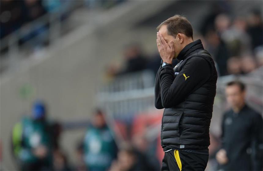 Tuchel: "Waren in der ersten Halbzeit nicht bereit" Ganz schwache 45 Minuten: BVB-Trainer Thomas Tuchel schlägt die Hände vors Gesicht.