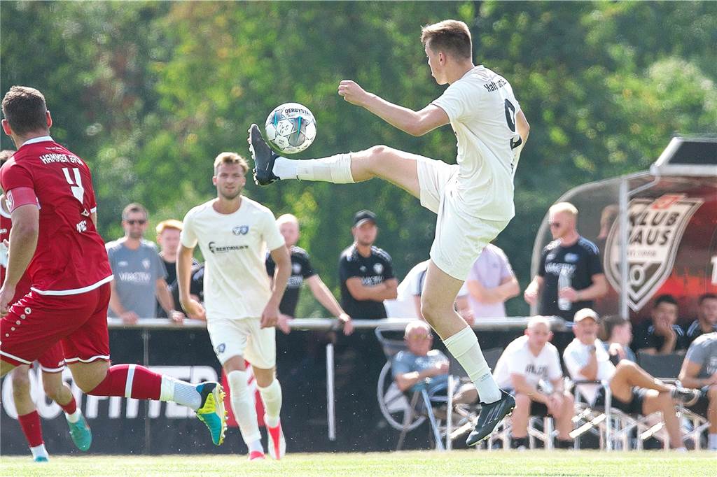 Traumtor mit Torwart-Hilfe leitet TuS-Sieg ein - erster Heimerfolg seit langer Zeit Ganz so akrobatisch wie hier musste es TuS Halterns Alexander Bilski bei seinem Treffer zum 3:0 nicht machen.