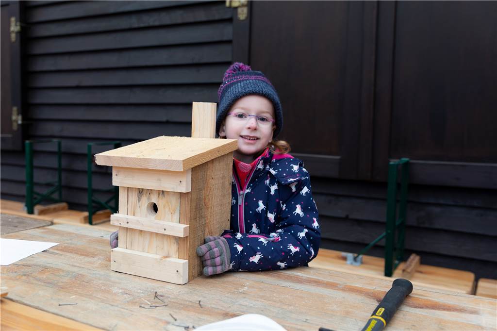 Erstklässler bauten Nistkästen am Waldpädagogischen Zentrum Eine Erstklässlerin der Gregorschule präsentierte ihren selbst gebauten Nistkasten.