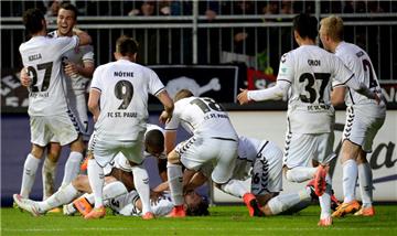 Ganz unten und doch obenauf: Lasse Sobiechs Mitspieler stürzen sich nach dessen Siegtreffer gegen Nürnberg auf den Innenverteidiger aus Schwerte.