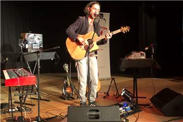 Ganz versunken in seine Musik schuf Singer und Songwriter Florian Ostertag beim Konzert am Mittwochabend im Schermbecker Rathaus eine intime Atmosphäre. Vom Publikum gab es dafür reichlich Applaus.