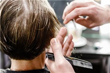 Ganz vorne: Der Friseur ist einer der beliebtesten Ausbildungsberufe von Hauptschul-Absolventen. Viele Branchen und Betriebe bevorzugen jedoch Realschüler oder sogar Abiturienten. Foto: Markus Scholz/dpa