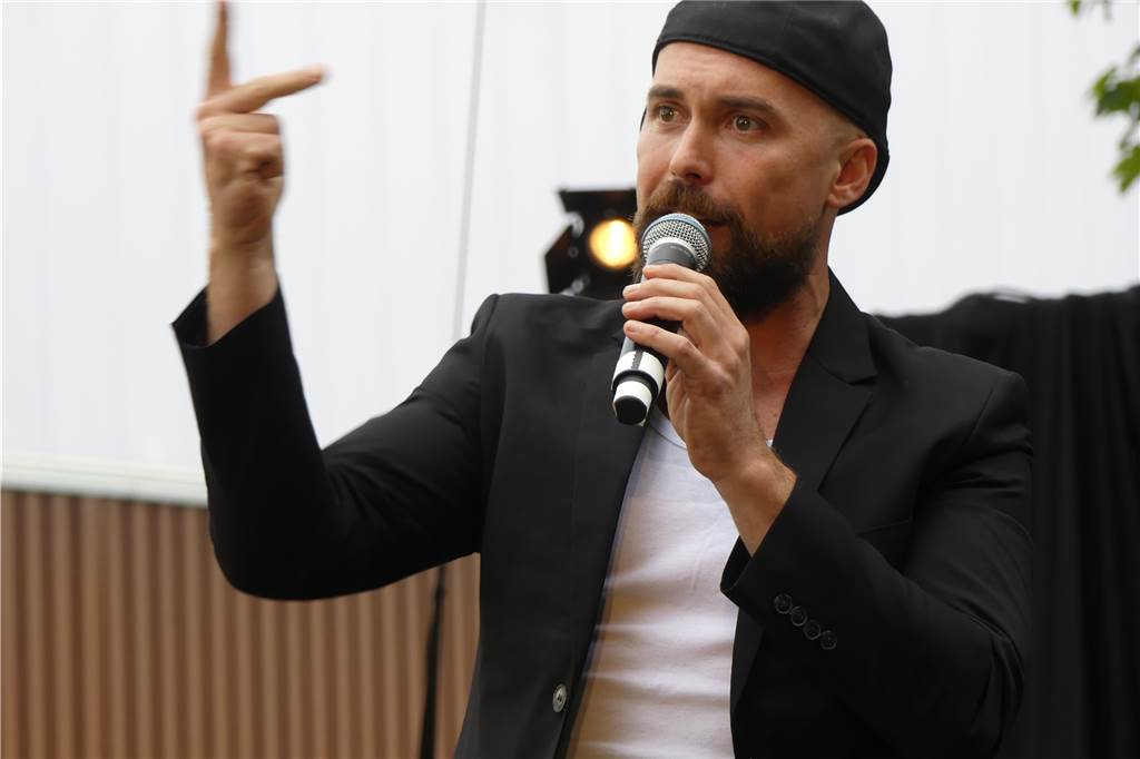 Tanz mit dem Besenstiel: „Tridiculous“ machen den Auftakt beim Welttheater der Straße Ganz zu Beginn gab es auch eine Rapeinlage.