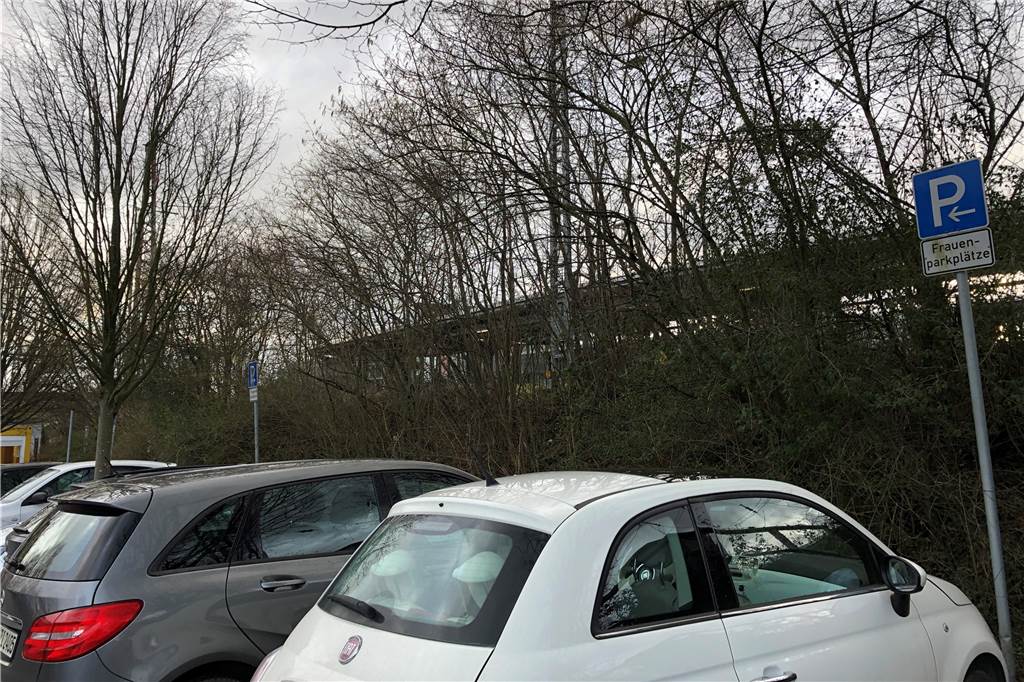 Park+Ride am Hauptbahnhof in Rauxel: (Ein paar) Pendler-Parkplätze fallen künftig weg Ganze acht Parkplätze für Frauen gibt es am P&R-Parkplatz am Hauptbahnhof in Rauxel. Reichlich wenig.