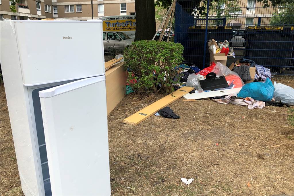 Aufräumen nach Müll-Chaos: Anwohner und Wohnungsfirmen sind entsetzt Ganze Kühlschränke standen am Montag auf den Freiflächen zwischen den Hochhäusern in Scharnhorst-Ost