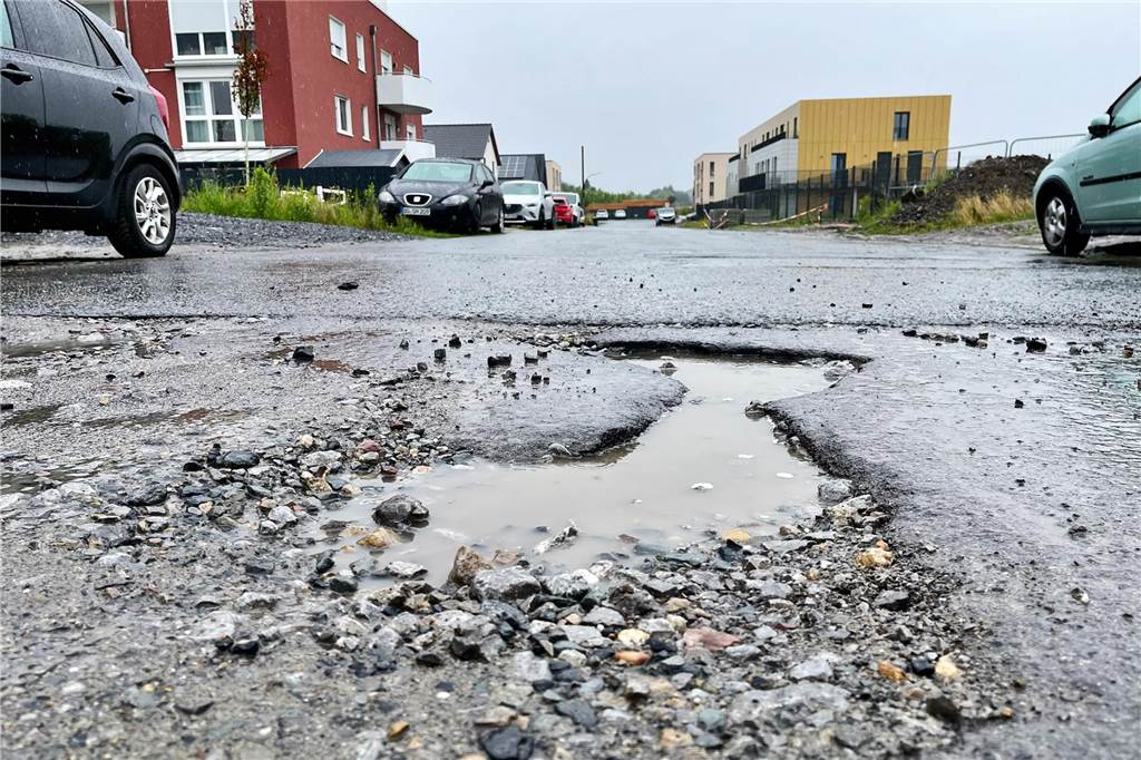 Schlaglöcher vor Senioren-WG werden zur Rollator-Falle Gabi Heiber, Rollator, Schlagloch