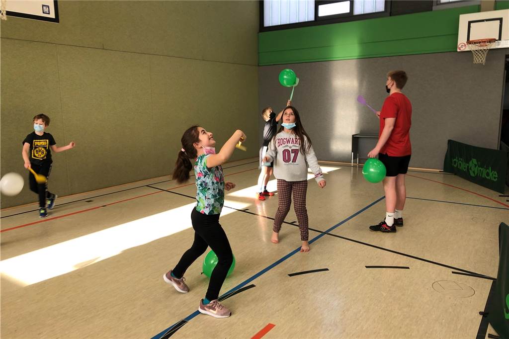 Tischtennis-Trainer für einen Tag Lehrer an der St.-Vitus-Schule Gar nicht so einfach das Spiel mit einer Fliegenklatsche als Schläger.