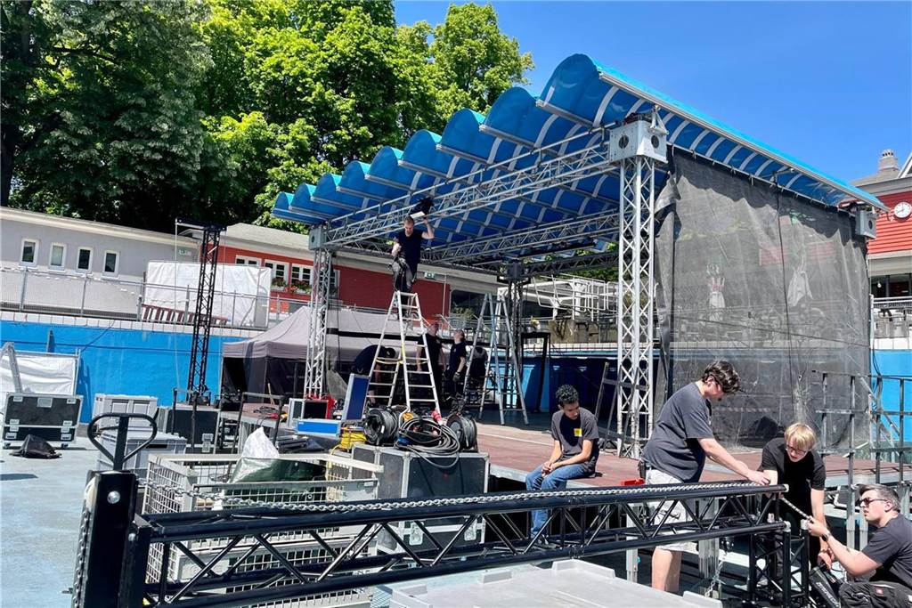 Parkbad Süd wird zur WLT-Bühne: Das passiert beim Aufbau für „Bühne raus“ Aufbau für "Bühne raus": Die WLT-Bühne wird ins Parkbad Süd in Castrop-Rauxel verlegt