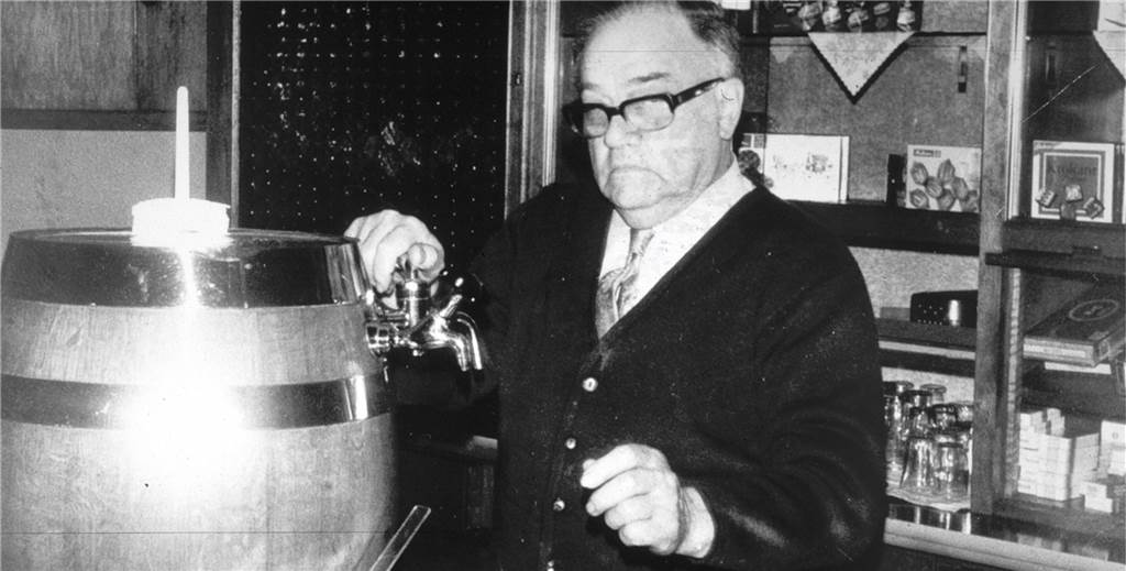 Kneipengeschichte: Als sich das Getränk in den Betonboden ätzte - für immer Gar nicht untypisch für die 50er Jahre: Der Wirt, hier Wilhelm Klüting, zapfte, während (Ehe-)Frauen die Getränke zu den Gästen brachten