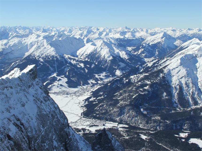 Hightech-Bretter Marke Eigenbau - Zum Skibauen nach Farchant Garmisch-Partenkirchen liegt am Fuß des Wettersteingebirges. Nicht weit entfernt davon befindet sich der kleine Ort Farchant. Foto: Verena Wolff