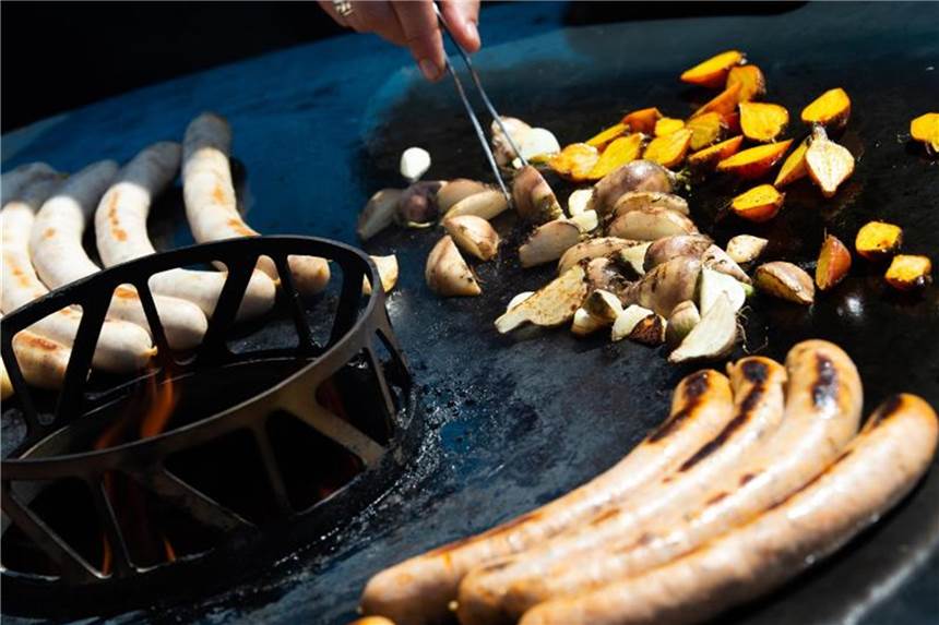 Grill-Meisterschaft: Wie Gourmets am Rost zaubern Garnelenbratwürste, Pulled Pork, gelbe und rote Beete und Knoblauch auf dem Feuergrill. Foto: Swen Pförtner