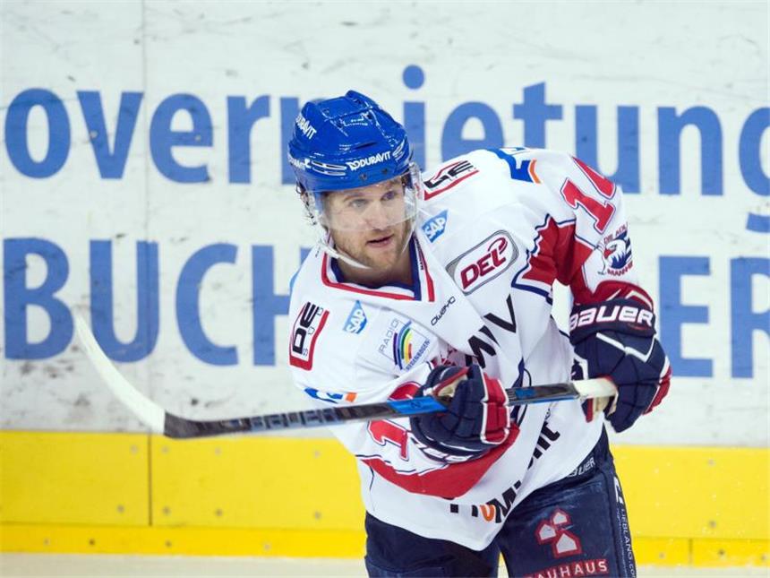 Berlin verliert Topspiel gegen Mannheim - München siegt 5:2 Garrett Festerling erzielte den Siegtreffer für Mannheim. Foto: Soeren Stache