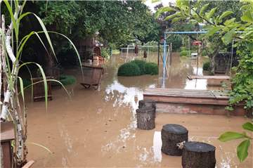 Garten von Mark und Susanne H. aus Fröndenberg: Sonst ein Kleinod, seit dem Unwetter bedeckt von einer braunen Schlammlache.