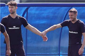 Gary Cahill (l) und Jamie Vardy beim Training der Three Lions. Beide Spieler treten aus der englischen Nationalmannschaft fzurück. Foto: Owen Humphreys/PA Wire