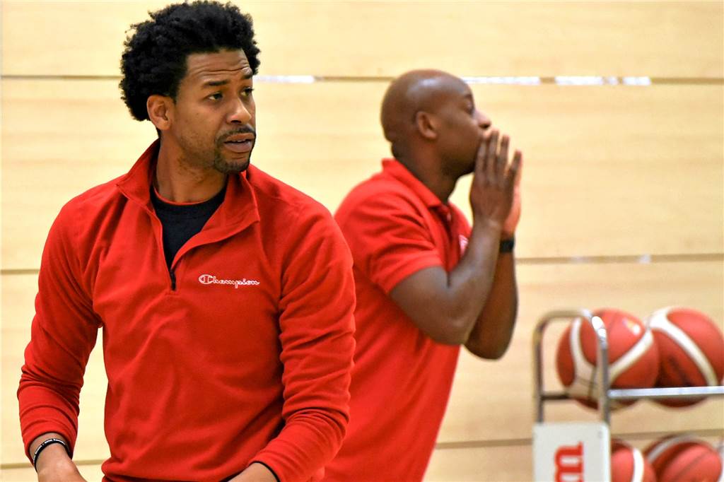 BSV Wulfen bringt den Sieg in Bonn ohne Trainer Gary Johnson unter Dach und Fach Gary Johnson und Romeo Bakoa, BSV Wulfen
