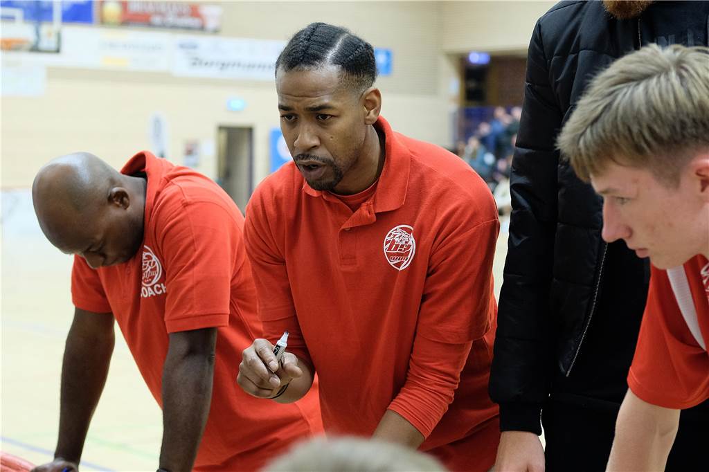 Pünktlich zum Halbfinale - der BSV Wulfen stellt wichtige Weichen Gary Johnson (M.) ist seit 2019 Trainer der Regionalliga-Herren des BSV Wulfen