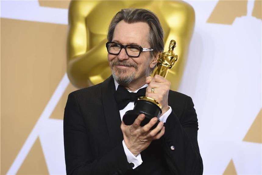 Gary Oldman als Churchill: Blut, Tränen und Schweiß Gary Oldman hält seinen Oscar ganz fest. Foto: Jordan Strauss/Invision