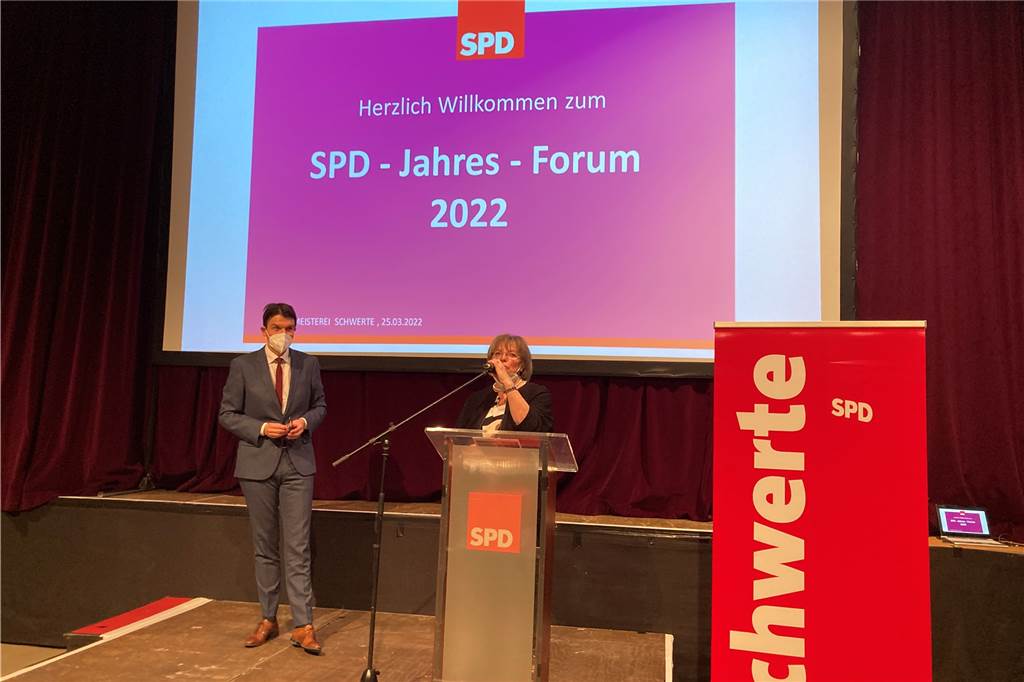 SPD-Chef: Der Krieg stellt alles auf den Kopf – auch in Schwerte Gastredner Professor Ulrich Paetzel (l.) und die SPD-Fraktionsvorsitzende Angelika Schröder beim Jahresforum der Schwerter SPD in der Rohrmeisterei.