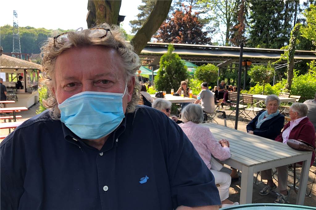 Tierschützer kündigen Demo vor Restaurant im Dortmunder Westen an Gastronom Franz-Josef "Bubi" Leuthold im Biergarten seines Restaurants "Tante Amanda".