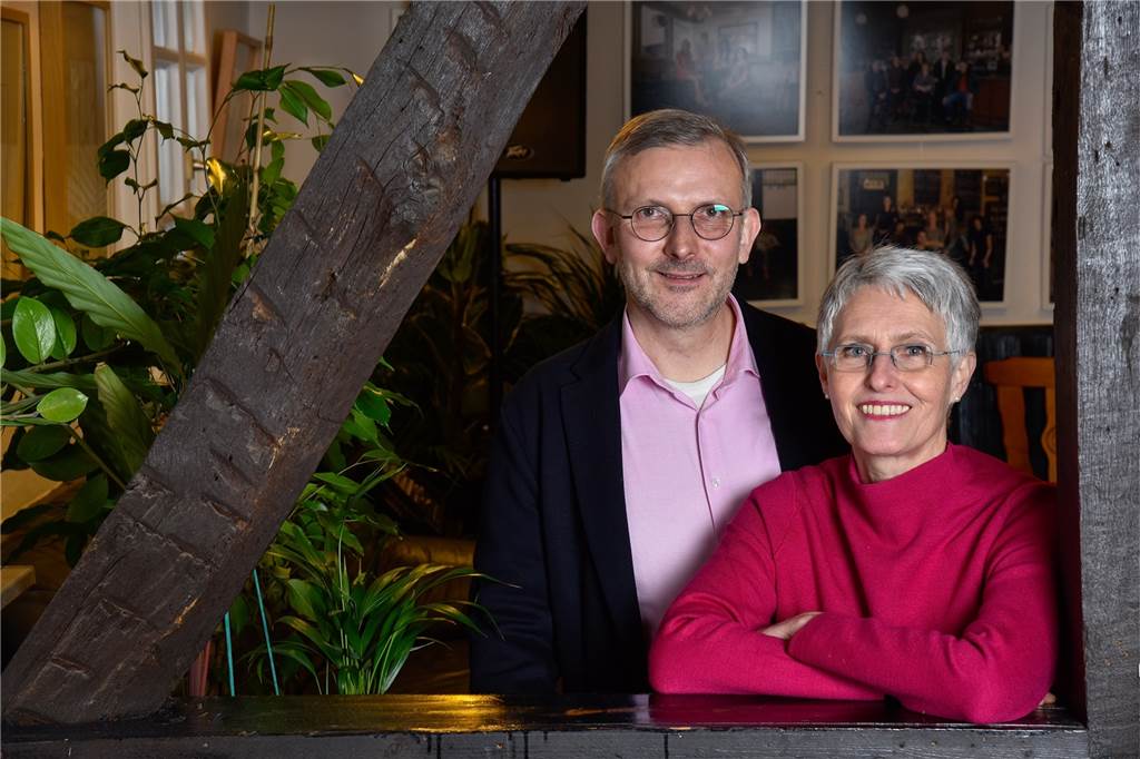 Romeo & Julia: Pub-Wirt und Biochemiker macht Weltliteratur zu Gin Gastronom Nathaniel Stott und Freundin Renate Petrich.