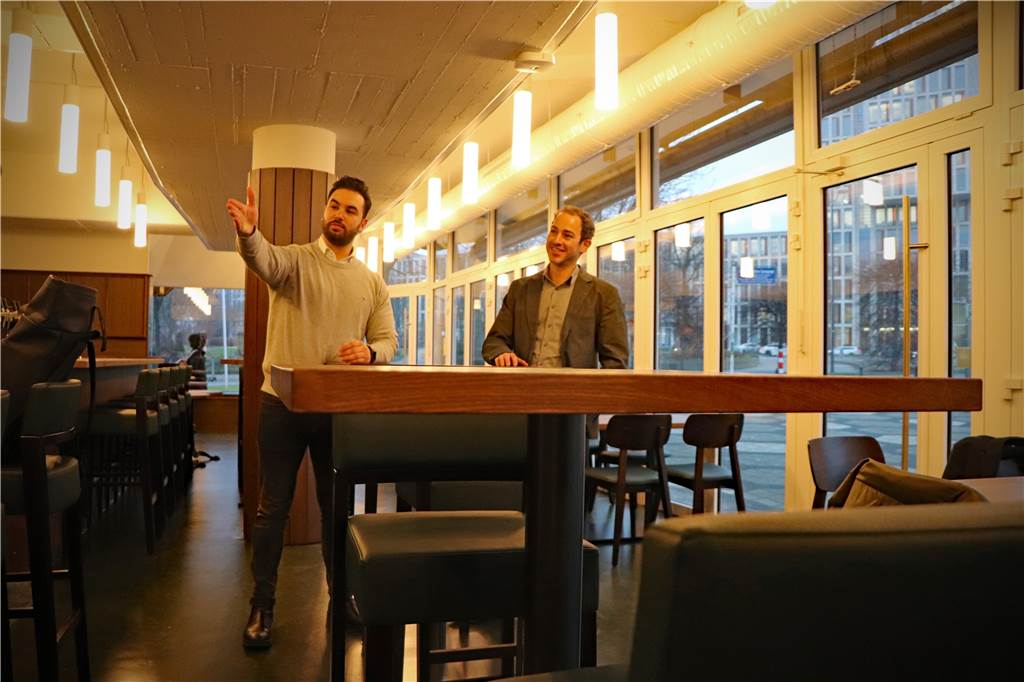Neue Late-Night-Bar will toten Platz in Dortmunds City beleben Gastronom Sami Yilmaz erklärt Theater-Direktor Tobias Ehinger, wie er sein neues Lokal einrichten möchte.