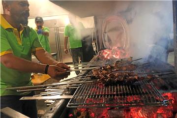 Gastronomie im Fastenmonat: Das Angebot ist auf dem Festival-Gelände groß. Im gesamten Zeitraum sind um die 200.000 Besucher zu versorgen.