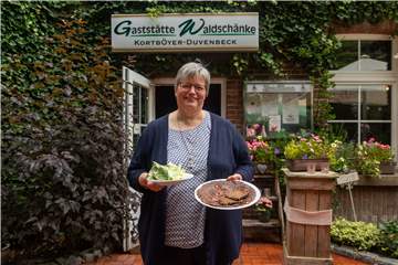 Gastwirtin Silvia Kortböyer mit einer ihrer Spezialitäten, dem Buchweizenpfannkuchen.