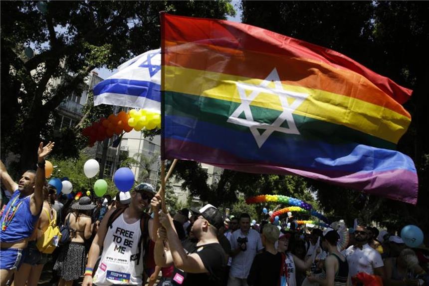 Rund 250.000 Menschen feiern Gay-Pride-Parade Gay-Pride-Parade mit Fahnen und Ballons. Diesjähriges Motto: „Die Gemeinde schreibt Geschichte“. Foto: Sebastian Scheiner