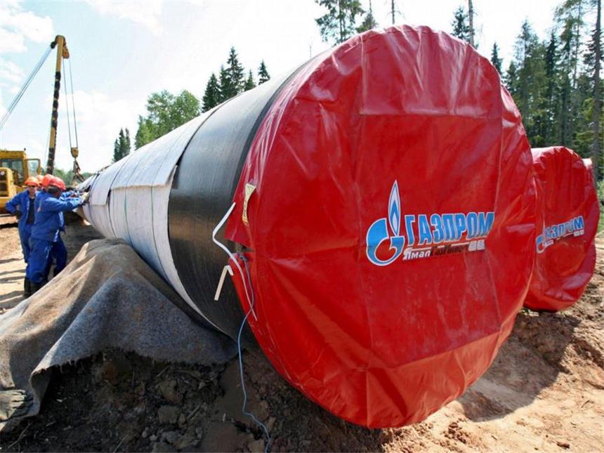 Sanktionen kosten Russland 40 Milliarden Dollar Gazprom-Logo auf Pipeline-Rohren: Wegen westlicher Sanktionen und des niedrigen Ölpreises verliert Russland in diesem Jahr rund 140 Milliarden Dollar. Foto: Anatoly Maltsev/Archiv