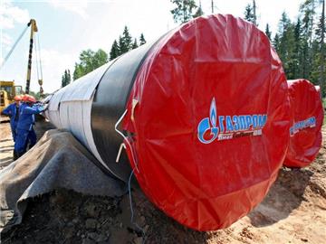 Gazprom-Logo auf Pipeline-Rohren: Wegen westlicher Sanktionen und des niedrigen Ölpreises verliert Russland in diesem Jahr rund 140 Milliarden Dollar. Foto: Anatoly Maltsev/Archiv