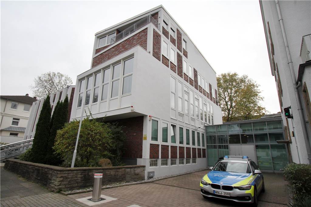 „Wir können hier nur beten und die Toten beklagen“ Ein Polizeiauto vor dem Gebäude der Jüdischen Gemeinde.