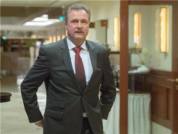 GDL-Vorsitzender Claus Weselsky droht mit hundert Stunden Bahnstreik. Foto: Maurizio Gambarini/Archiv