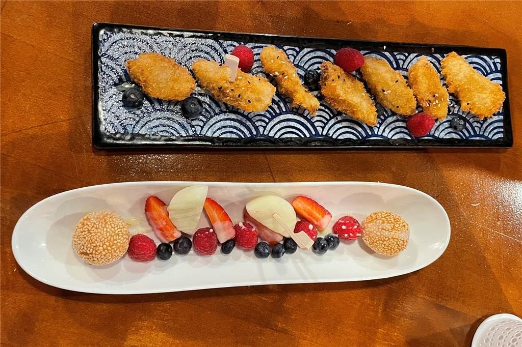 Kulinarische Reise nach Fernost Gebackenen Banane und Moshi Eis. Beides mit frischen Früchten garniert und wie auch der Rest des Essen sehr lecker.