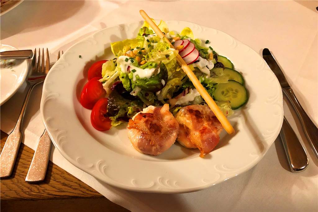 Es schmeckt einfach noch mal so gut in einem mittelalterlichen Gewölbekeller Gebackener Ziegenkäse im Baconmantel an buntem Blattsalat mit Hausdressing