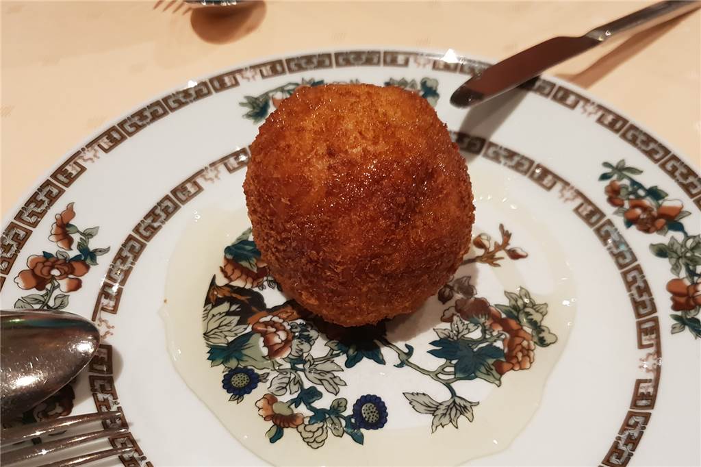 Das China-Restaurant Jade überzeugt mit knuspriger Ente, Erdnuss-Soßen und gebackenem Eis Gebackenes Eis: sieht schlicht aus, hat es geschmacklich aber in sich.
