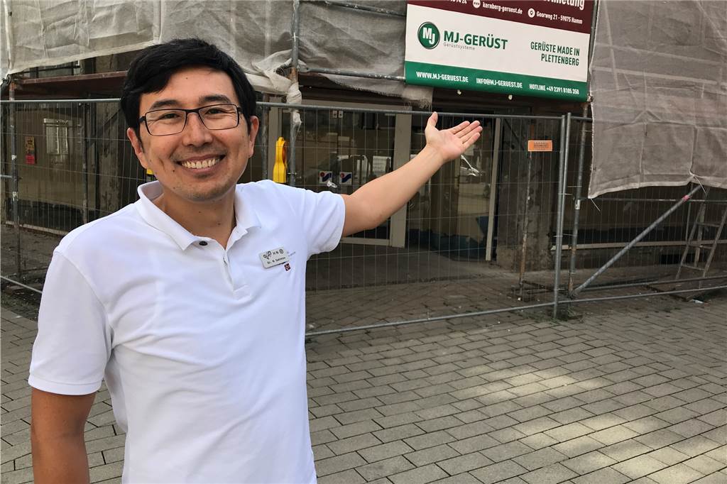 Altstadt Werne: Neuer Eigentümer erklärt im Video Pläne für zwei historische Gebäude Dr. Satimov zeigt auf das ehemalige Sporthaus an der Bonenstraße. Dort zieht im Sommer 2023 die Praxis von Daniel Hensel ein.