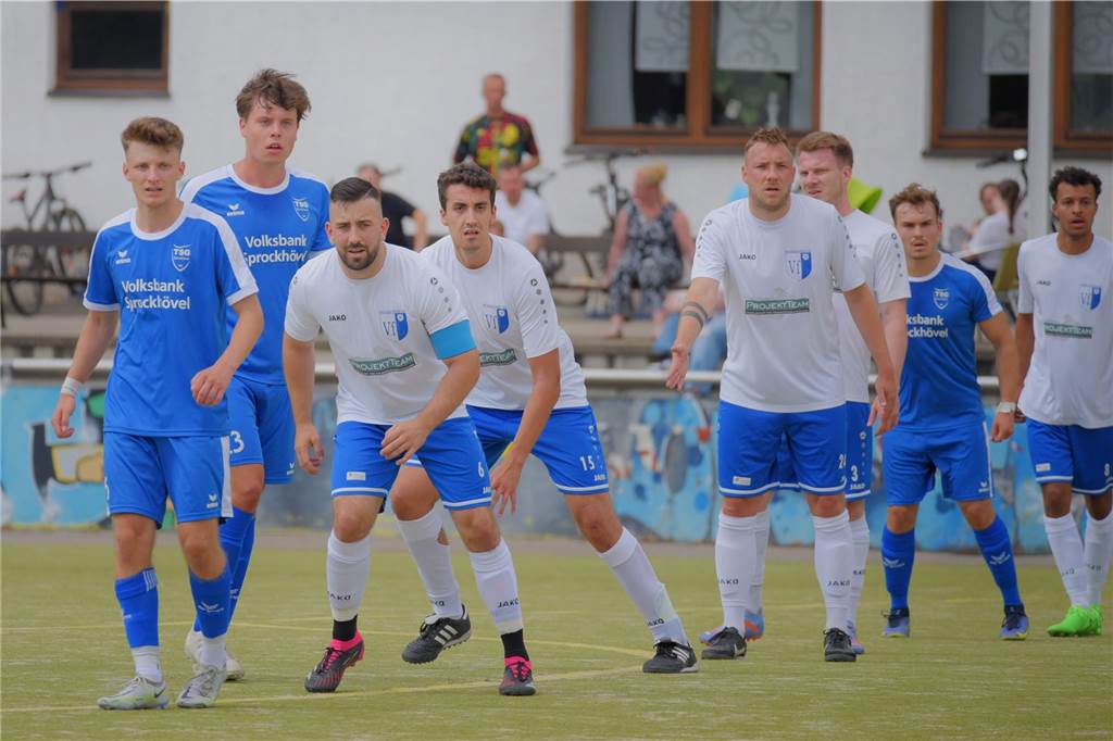 Brasilianischer Gastspieler trifft für VfB Westhofen: VfL Schwerte hat noch einen Neuzugang Gebannt erwarten die Spieler des VfL Schwerte (weiße Trikots) und der TSG Sprockhövel II den Ball.