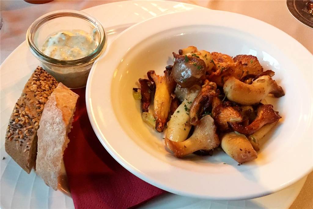 Beim Sherlock´s gibt es bestes Fleisch in toller Atmosphäre – nicht nur für Digital Natives Gebratene Pilze der Saison mit Knoblauchdip