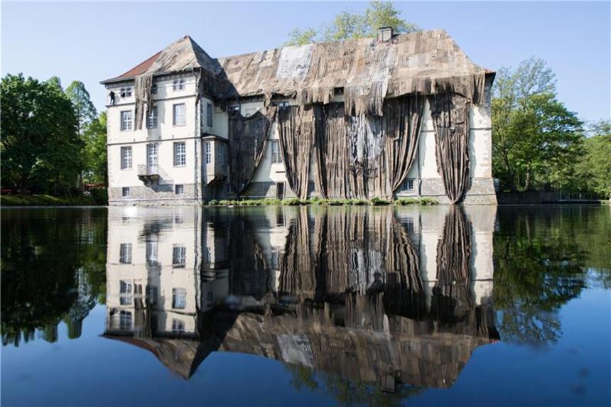 Kohle-Kunst im Ruhrgebiet an 17 Standorten Gebrauchte Jutesäcke verdecken das Wasserschloss Strünkede, gestaltet von dem Künstler Ibrahim Mahama. Foto: Marcel Kusch