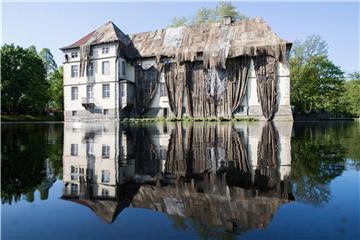 Gebrauchte Jutesäcke verdecken das Wasserschloss Strünkede, gestaltet von dem Künstler Ibrahim Mahama. Foto: Marcel Kusch