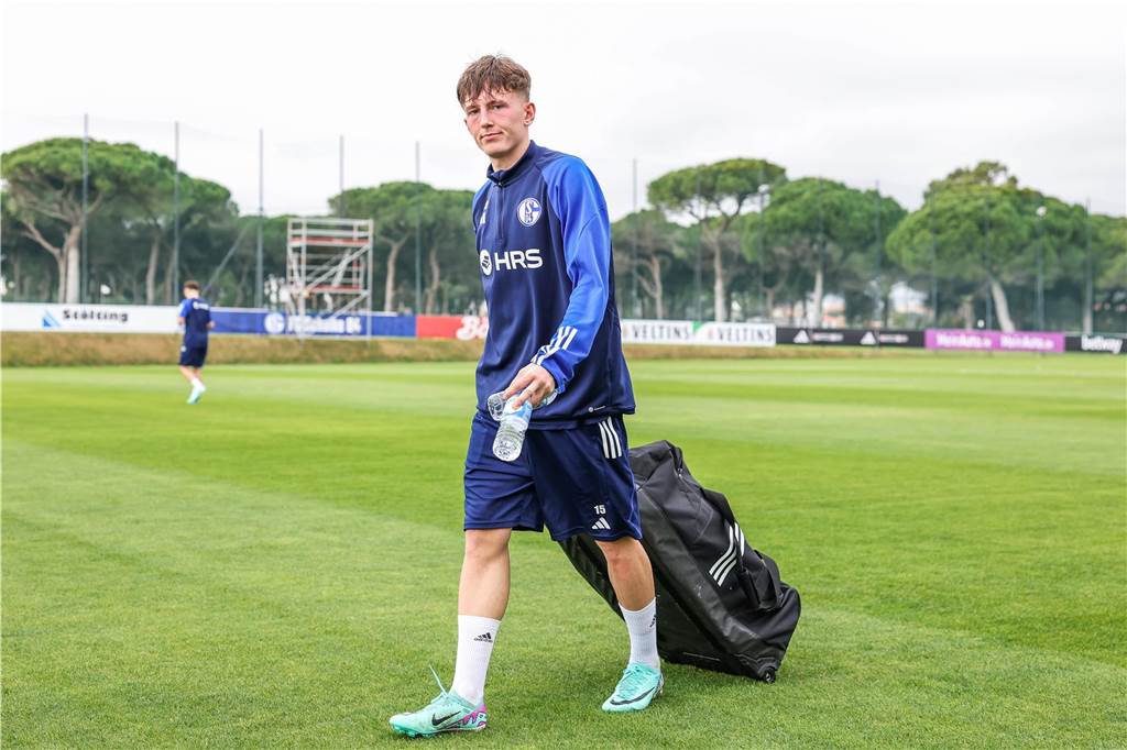Schalkes Verjüngungskur geht weiter: Grüger bekommt Profivertrag 3.01.2024, Fussball, 2. Bundesliga, Saison 2023/2024, Wintertrainingslager FC Schalke 04 in Albufeira/Portugal, Max Grüger (FC Schalke 04) Foto: Tim Rehbein/RHR-FOTO